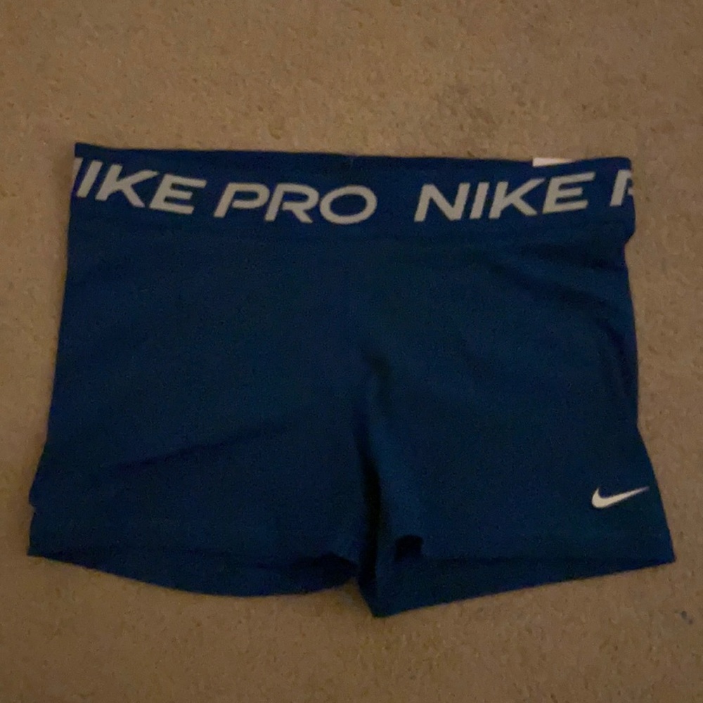 Women’s Nike Pros - Picture 1 of 3